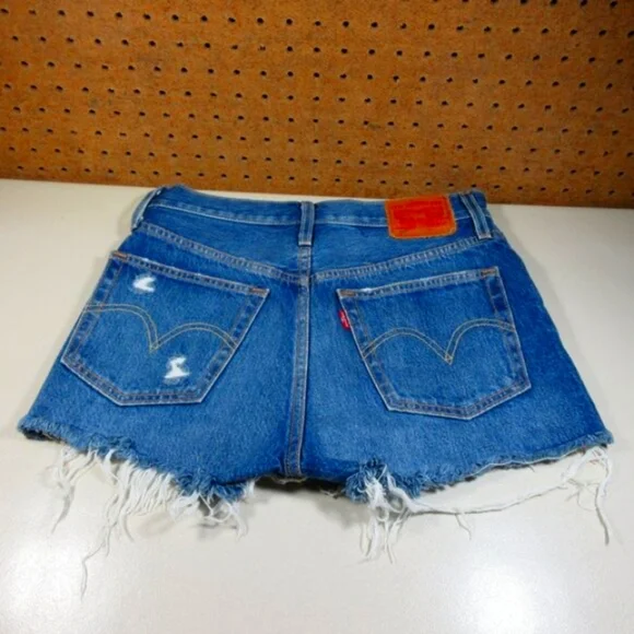 Levis womens dark wash rawhem distressed buttonfly jean shorts 26 EUC - Picture 4 of 4